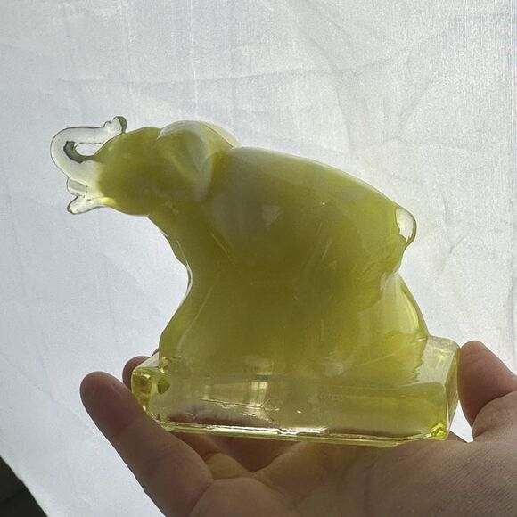 Vintage Boyd Glass Figurine Yellow Zack the Elephant Cornsilk Slag Cadmium Glow - Picture 7 of 10